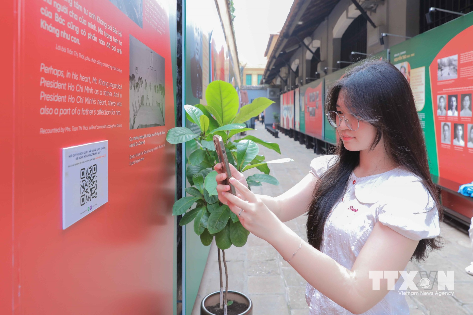 Tại di tích, du khách có thể dễ dàng quét mã QR để lắng nghe thuyết minh chi tiết về nội dung trưng bày chuyên đề bằng tiếng Việt. Trải nghiệm này mang đến sự tiện lợi, giúp người xem tiếp cận trọn vẹn giá trị lịch sử và câu chuyện của các hiện vật. (Ảnh: Phan Phương/TTXVN)